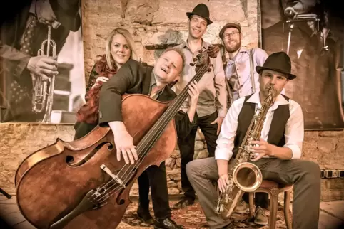 Tritt zum Start der diesjährigen SommerLounge auf: die Band Acoustic Colour. 