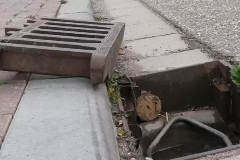 Einen seitlichen Gullydeckel haben bislang Unbekannte am Wochenende in der Winnweilerer Straße „Am Schwimmbad“ ausgehoben. 