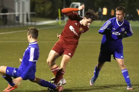 Im Umbruch: Der 1. FC Rheinpfalz (rotes Trikot) muss künftig ohne die Unterstützung des SC Bobenheim-Roxheim auskommen. 
