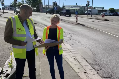 Werfen vor Ort einen Blick auf die Planung: Christoph Schenk und Carina Klein vom Referat Tiefbau. 