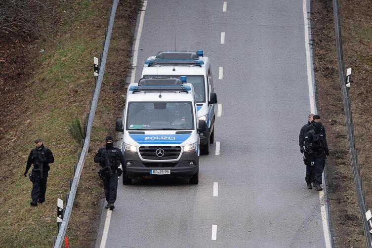 Polizisten durchsuchen den Tatort - eine Landstraße bei Ulmet.