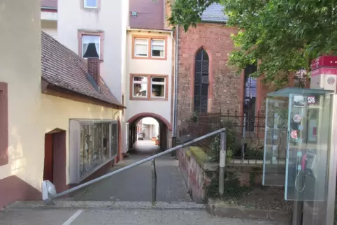 Eine Straßenlaterne wurde von den Tätern umgebogen. 