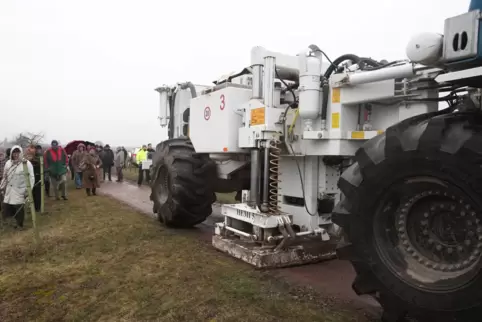 Spezialfahrzeug mit Rüttelplatte zur Erkundung des Untergrunds. Es kam vor ein paar Jahren bei einer 3D-Seismik für Wintershall 