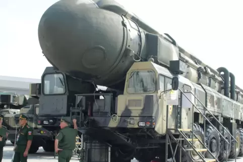 Eine mit Nuklearsprengköpfen bestückbare Interkontinentalrakete vom Typ Topol wird auf einer Rüstungsmesse in Moskau präsentiert