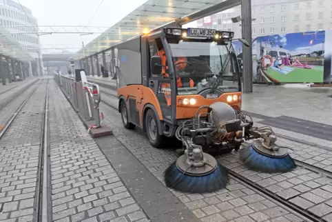 Knapp 100 WBL-Mitarbeiter bemühen sich um Sauberkeit im Stadtgebiet. mit dabei im Einsatz ist auch die Kehrmaschine.