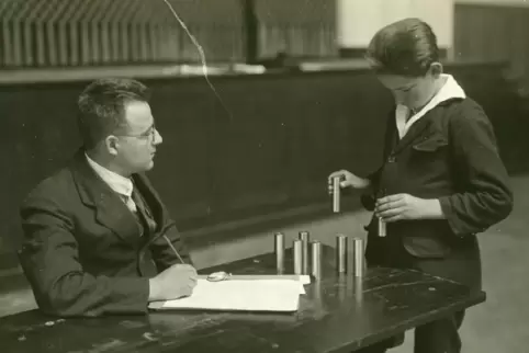 Eignungstest vor 100 Jahren: Prüfung der Gelenkempfindlichkeit durch Gewichtsvergleiche, die unter anderem für die Abmessung der