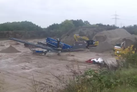 Umgeben von Bauschuttwällen: der Ramsteiner Recyclinghof im Oktober 2019.