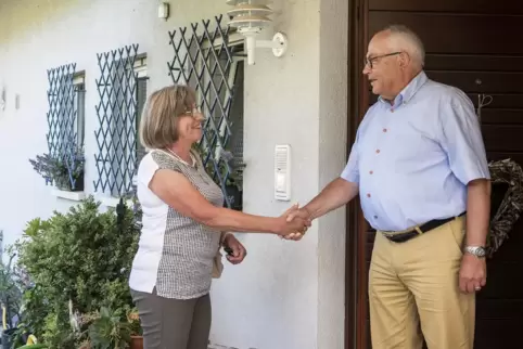 Wolfgang Faber und Margarete Heinrich (links) waren ein halbes Jahrhundert bei der VR-Bank angestellt. 