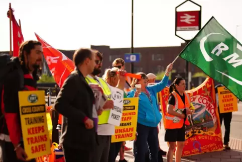 Beschäftigte mit Fahnen, Transparenten und Plakaten vor dem Bahnhof Bristol.