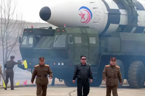 Nordkoreas Machthaber Kim Jong UN (rechts) vor einer neuartigen atomwaffenfähigen Interkontinentalrakete.