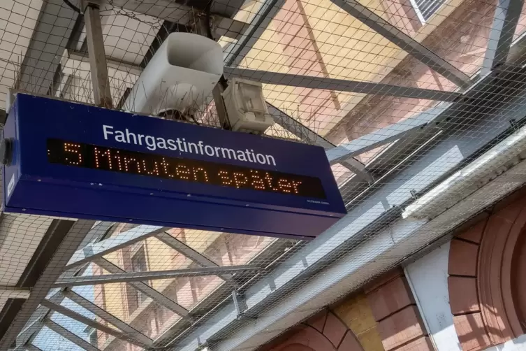Die Anzeige am Zweibr&uuml;cker Hauptbahnhof weist Versp&auml;tung aus.