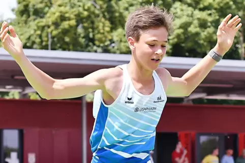 Riesenfreude über die neue Bestleistung: LAZ-Stabhochspringer Ben Silas Kribelbauer überwindet in Frankfurt 3,90 Meter. 