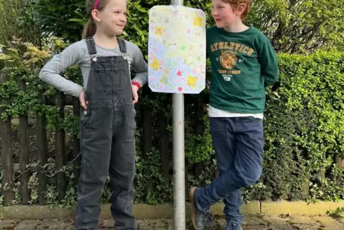 Johanna und Hannes ziehen zum Sammeln los. 