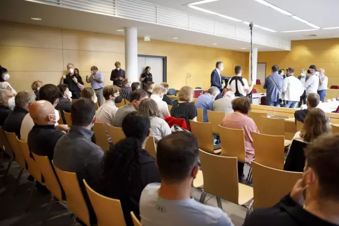 Spannung vor Prozessbeginn: Fotografen belagern die Anklagebank. Spannung vor Prozessbeginn: Fotografen belagern die Anklagebank.