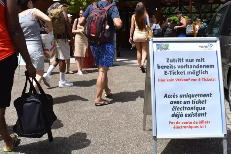 Zweisprachig wird auf das Online-Ticket hingewiesen. 