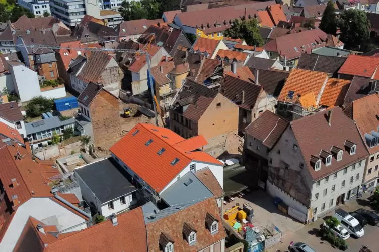 Die ersten vier Dächer sind schon erneuert. 