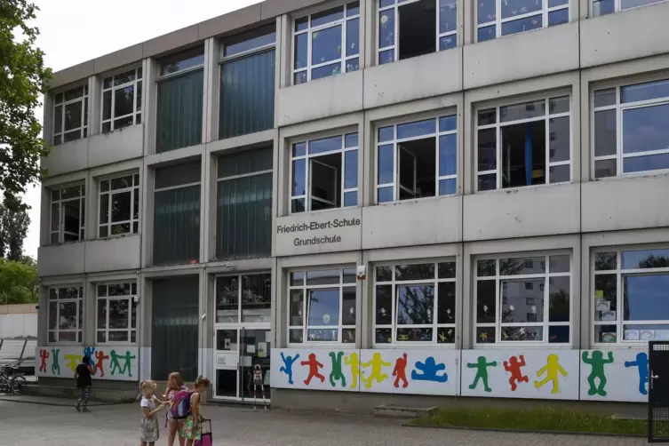 „Nicht mehr zumutbar“ nennen Eltern den Zustand der Friedrich-Ebert-Grundschule. OB Martin Hebich (CDU) sagte im Sommer 2021, ei