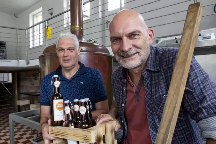 Die Ursprünge des preisgekrönten Bieres von Vincent Verschoor (links) und Michael Hiß von der Unterhammer-Brauerei gehen auf die