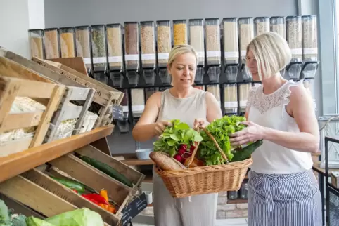Nadine Meyer (links) und Jessie Platte stellen einen Warenkorb in ihrem Laden zusammen. 