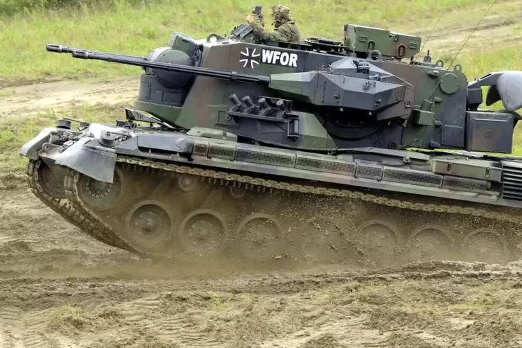 Die erste Panzerhaubitze 2000 ist in der Ukraine angekommen. 