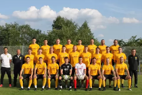 Der SV Hermersberg, Meister der Fußball-Landesliga West 2021/22: (hintere Reihe von links) Johannes Mendel, Jonas Berg, Sebastia