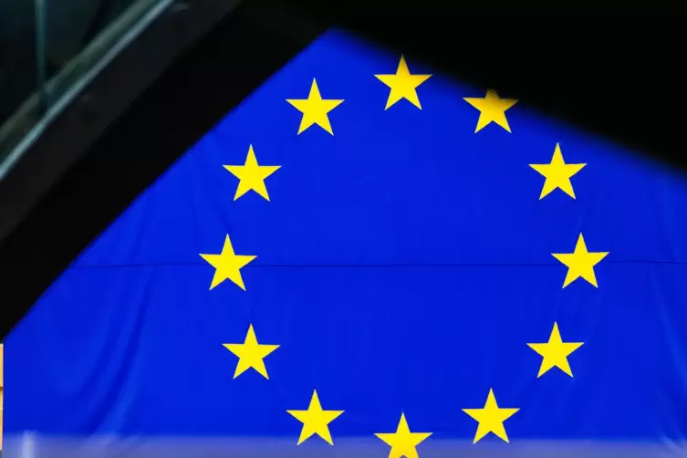 Eine Flagge der Europäischen Union hängt im Gebäude des Europäischen Parlaments in Straßburg. 