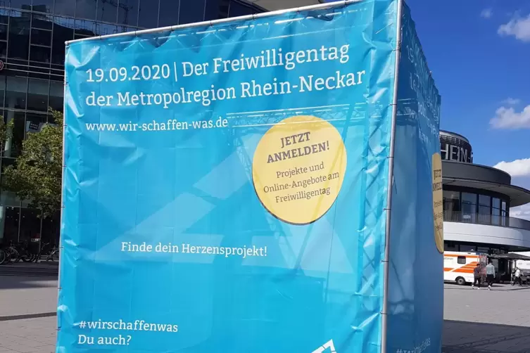 Werbung für den Freiwilligentag 2020 vor der Rhein-Galerie in Ludwigshafen.