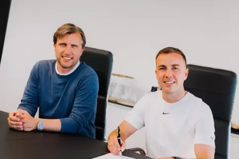 Mario Götze bei der Vertragsunterzeichnung in Frankfurt.
