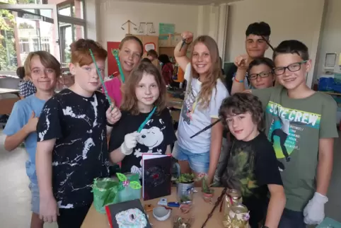 Die Fünftklässler (von links) Ole, Benedikt, Vicky, Lina, Livia, Joschua, Mirhat, Elias und Lukas zeigen stolz die Bastelarbeite