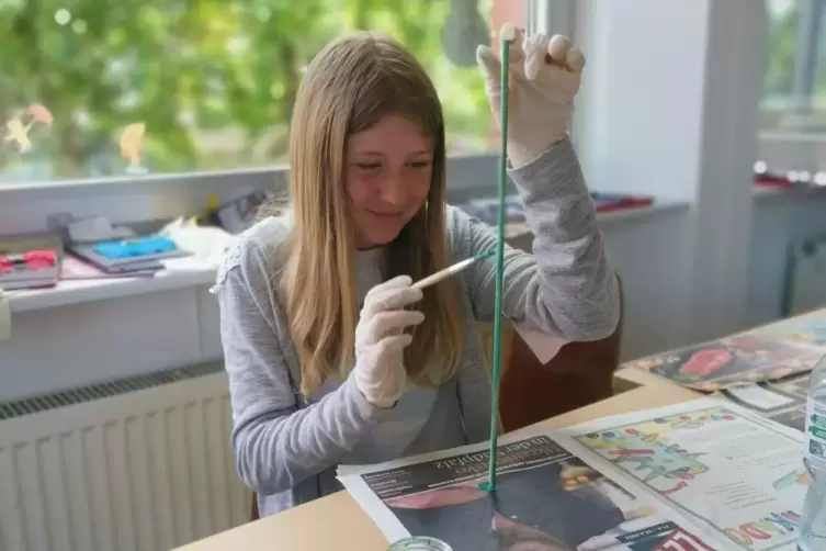 Sarah grundiert ganz konzentriert ihren Zauberstab. 