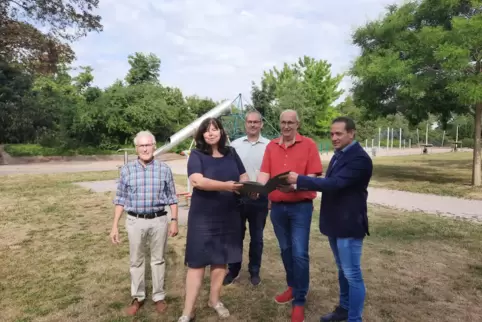 OB Steinruck nimmt den Förderbescheid von SGD-Chef Hannes Kopf entgegen. Mit dabei Ortsvorsteher Frank Meier und Ortsbeiräte. 