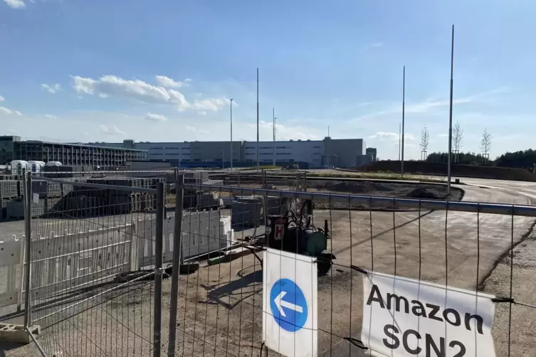 Riesig und weiträumig abgesperrt: das Logistikzentrum des Onlinehändlers Amazon in der Von-Miller-Straße.