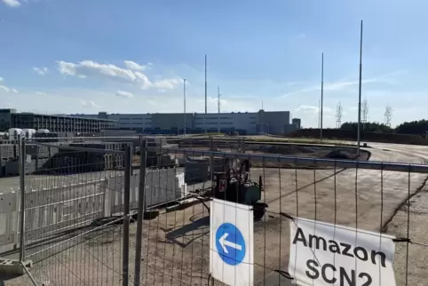 Riesig und weiträumig abgesperrt: das Logistikzentrum des Onlinehändlers Amazon in der Von-Miller-Straße.