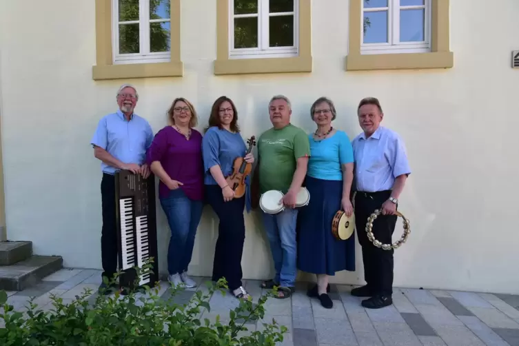 Seit 50 Jahren eine Band (von links): Bernd Albert, Heike Lange, Silke Stanek, Heinz-Peter Käufer, Martina Englmann, Karl Georg 