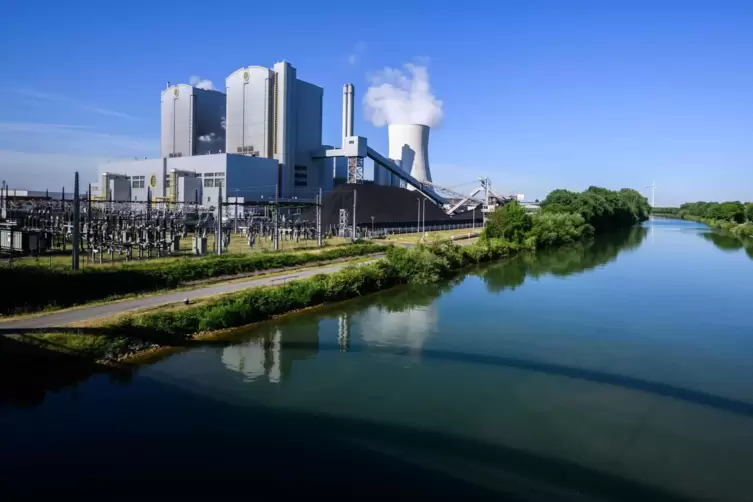 Die Bundesregierung setzt auf Stromproduktion aus Kohle: Kühlturm am Kohlekraftwerk Stöcken in Niedersachsen. 
