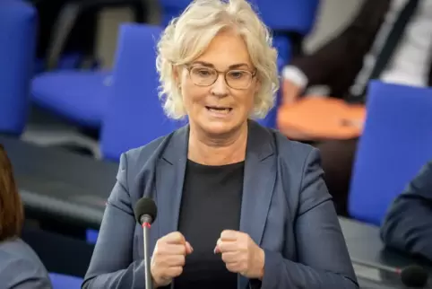  Antwortete ausweidchend auf die Frage, ob die Ukraine den Krieg gewinnen müsse: Verteidigungsministerin Christine Lambrecht (SP