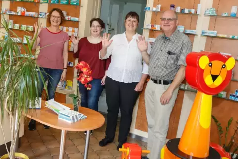 Bedauern die Schließung der Schloß-Apotheke in Gaugrehweiler, sehen aber keine andere Möglichkeit: Inhaberin Renate Singer-Ullri