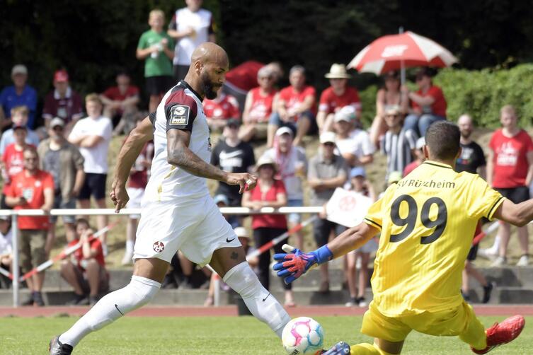 FCK-Stürmer Terrence Boyd scheitert im Freundschaftsspiel beim SV Rülzheim am gegnerischen Torwart.