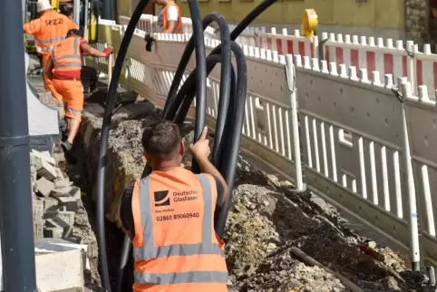 Für schnelles Internet: Die Bauarbeiten in der Hauptstraße in Laumersheim sind in vollem Gange. 
