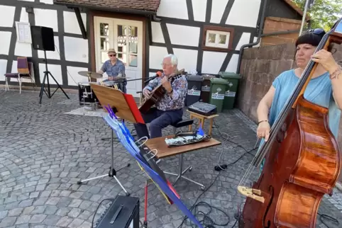 Das Theo-Kleinmann-Trio mit Günter Logé, Theo Kleinmann und Kathrin Kaiser bei der „Fête de la Musique“.