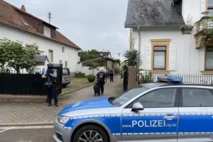 Das Anwesen in der Bahnhofstraße wurde am Vormittag durchsucht. Das Anwesen in der Bahnhofstraße wurde am Vormittag durchsucht.