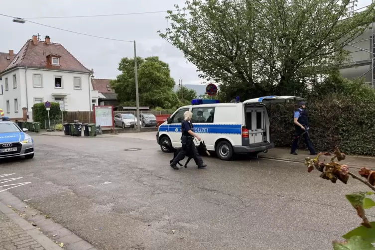 Die Polizei setzte auch Hunde ein. 