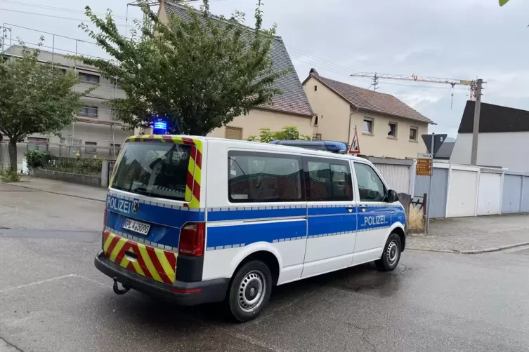 Die Bahnhofstra&szlig;e wurde bei dem betroffenen Anwesen abgesperrt. 