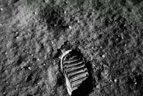 Deine Spuren im Sand: Der Fußabdruck des ersten Menschen auf dem Mond. Neil Armstrong hat ihn fotografiert, bevor er wieder in d