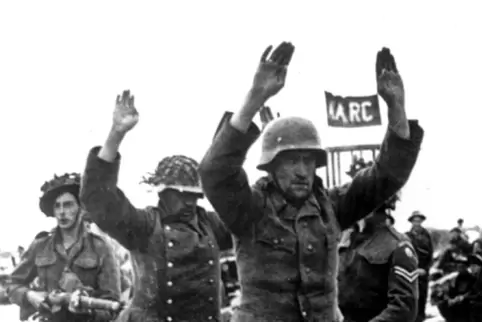 Rund elf Millionen Kriegsgefangene gab es im Zweiten Weltkrieg: Das Foto zeigt die Verhaftung deutscher Soldaten in der Normandi