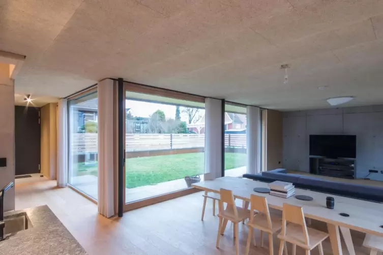  Die Alu-Holz-Fenster sind unbehandelt. 