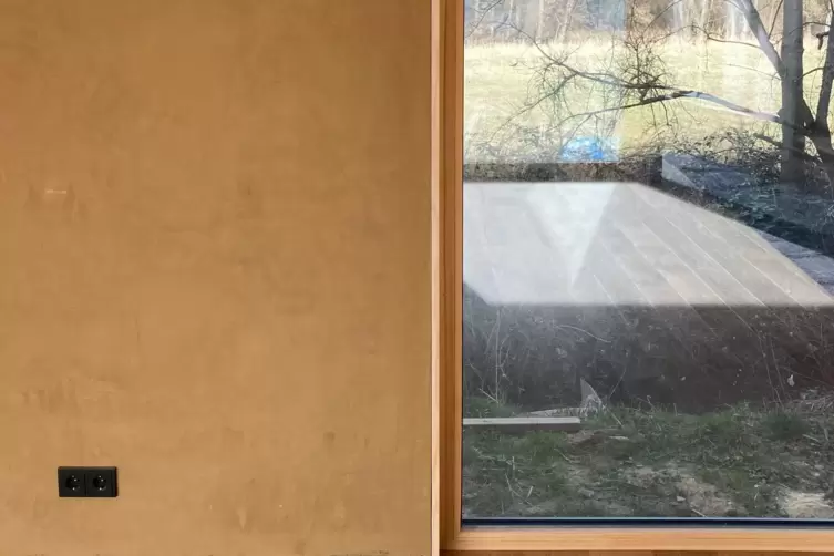 Nach hinten geht der Blick in ein Naturschutzgebiet. 