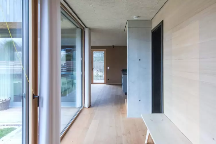 Die Decke besteht aus hellen Heraklithplatten. 