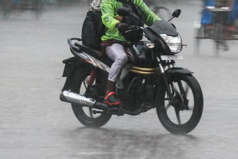 Auf nassen Straßen haben es Motorradfahrer schwer. 