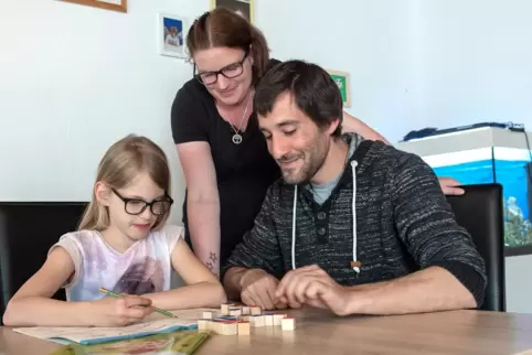  Marah Hilzendegen – hier mit ihren Eltern Lydia und Jonas – leidet an Rechenschwäche. Die Familie fühlt sich nicht ausreichend 